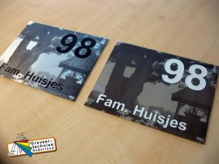 Naambord met uw foto en huisnummer verdiept gegraveerd